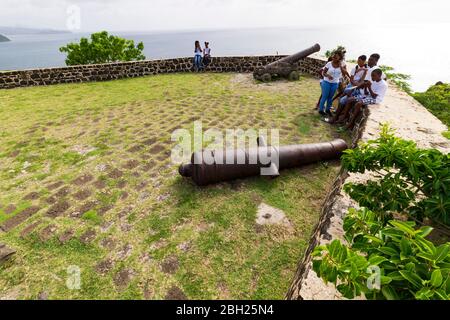 Des canons rouillés sur le sommet herbacé de fort Rodney au parc national de Pigeon Island attirent les touristes en une journée lumineuse Banque D'Images