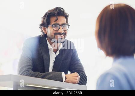 Patient souriant à la réception d'un cabinet dentaire Banque D'Images