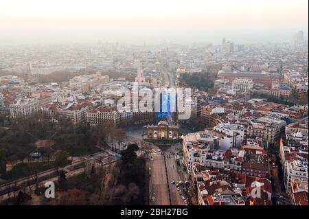 Espagne, Madrid, vue en hélicoptère de l'arche triomphale de Puerta de Alcala Banque D'Images