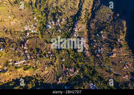 Espagne, Santa Cruz de Tenerife, Valle Gran Rey, vue aérienne des champs en terrasse et des maisons de village au crépuscule Banque D'Images