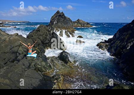 Femme debout à la piscine naturelle, Parc National d'Arikok, Aruba, Antilles Banque D'Images