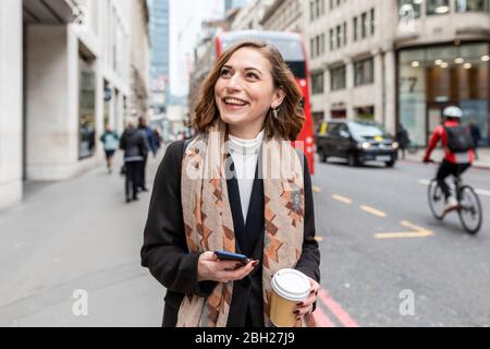 Portrait de la femme heureuse dans la ville, Londres, Royaume-Uni Banque D'Images