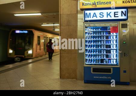 Berlin, Allemagne. 23 avril 2020. Un distributeur automatique où vous pouvez acheter des verres de contact ainsi que des masques simples est situé sur la plate-forme de la station de métro Turmstraße. À partir du 27 avril 2020, la protection de la bouche sera obligatoire lors de l'utilisation des transports publics à Berlin. Crédit: Jörg Carstensen/dpa/Alay Live News Banque D'Images