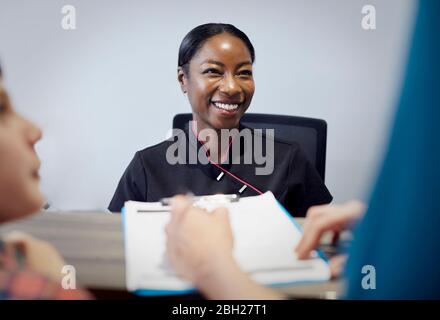 Portrait d'une réceptionniste souriante dans un cabinet dentaire Banque D'Images