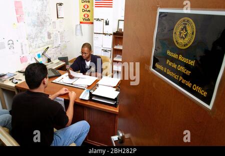 Austin, Texas États-Unis, 5 septembre 2003: L'agent de libération conditionnelle afro-américain rencontre le parolé pour discuter de la surveillance. M. ©Bob Daemmrich Banque D'Images