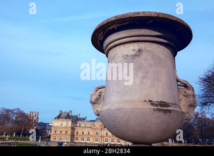 grand vase décoratif dans le parc Banque D'Images