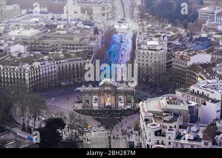 Espagne, Madrid, vue en hélicoptère de Puerta de Alcala et foule de personnes participant au marathon de San Silvestre Vallecana Banque D'Images