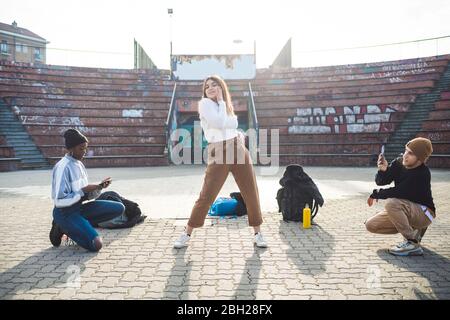 De jeunes danseurs se répètent dans un parc de skare, des amis font une vidéo Banque D'Images