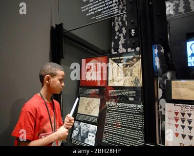 Houston Texas États-Unis, 1 mars 2006 : les élèves de sixième année visitent le musée de l'Holocauste à Houston, dans le cadre d'une visite sur le terrain dans l'histoire américaine. Les élèves ont passé en revue un calendrier des événements de l'holocauste, ainsi qu'un mur et un jardin en souvenir. ©Bob Daemmrich Banque D'Images