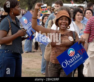 Austin, Texas États-Unis, 23 février 2007 : une femme du Kenya applaudit à un rassemblement pour le sénateur américain Barack Obama, son deuxième événement majeur après avoir annoncé sa candidature au poste de président des États-Unis le mois dernier. Obama a parlé par un léger bruine à une foule d'environ 17 000 personnes près du centre-ville. ©Bob Daemmrich Banque D'Images