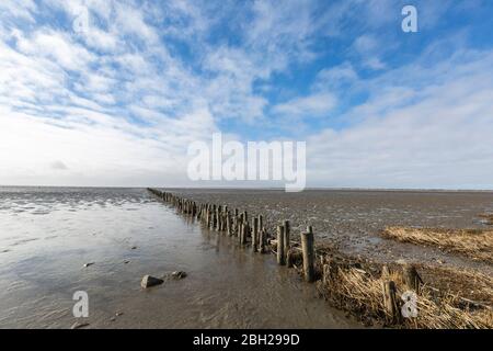 Danemark, Romo, nuages sur l'ancienne groyne s'étendant le long de la boue plate Banque D'Images