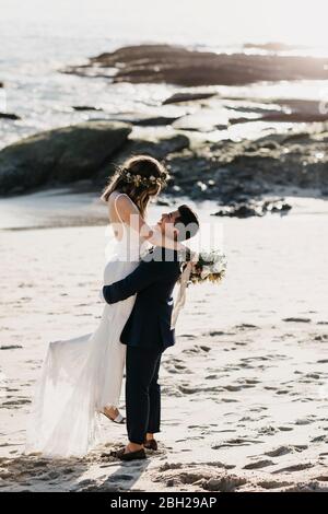 Couple de mariés heureux à la plage Banque D'Images