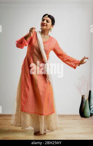 Belle danseuse de kathak se exécutant à la maison. Banque D'Images