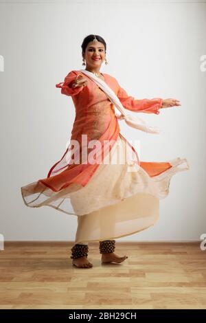 Belle danseuse de kathak se exécutant à la maison. Banque D'Images