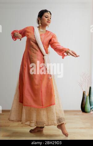 Danseuse de kathak gracieuse à la maison. Banque D'Images