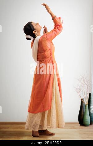 Danseuse de kathak gracieuse à la maison. Banque D'Images