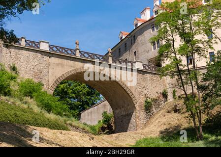 Le château de Veveri est situé en République tchèque. Pont menant à la porte du château. Vue depuis sous le pont. Banque D'Images