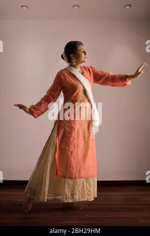 Belle danseuse de kathak se exécutant à la maison. Banque D'Images