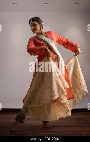 Danseuse Kathak se spectacle avec élégance à la maison. Banque D'Images