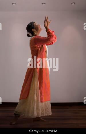 Belle danseuse de kathak se exécutant avec élégance à la maison. Banque D'Images