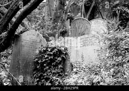 Un pierre tombale victorienne au cimetière Highgate, Londres Banque D'Images