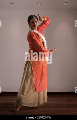 Belle danseuse de kathak se exécutant avec élégance à la maison. Banque D'Images