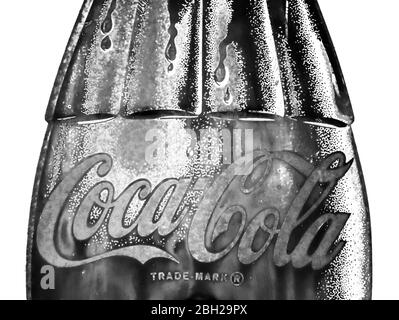 Coco Cola en forme de bouteille de métal rouillé signe noir et blanc sur fond blanc Banque D'Images