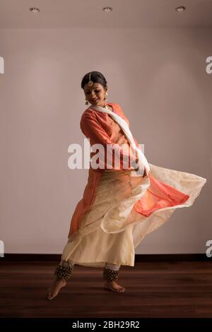 Belle danseuse de kathak se exécutant avec élégance à la maison. Banque D'Images