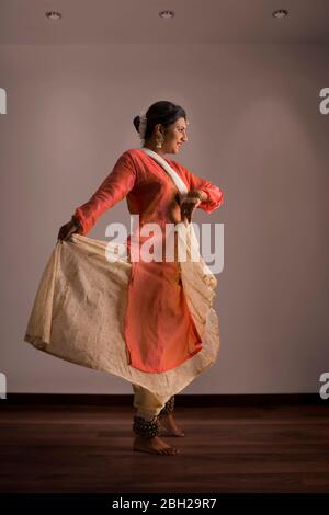 Belle danseuse de kathak se exécutant avec élégance à la maison. Banque D'Images