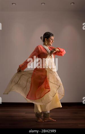 Belle danseuse de kathak se exécutant avec élégance à la maison. Banque D'Images