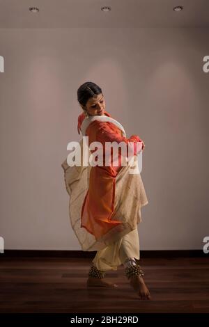 Belle danseuse de kathak se exécutant avec élégance à la maison. Banque D'Images