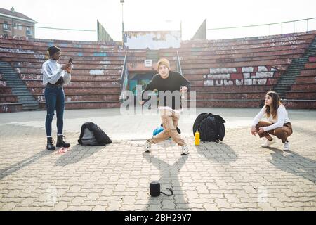 De jeunes danseurs se répètent dans un parc de skare, des amis font une vidéo Banque D'Images