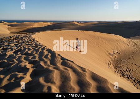 Père et fille marchant sur une dune de sable, Gran Canaria, Espagne Banque D'Images