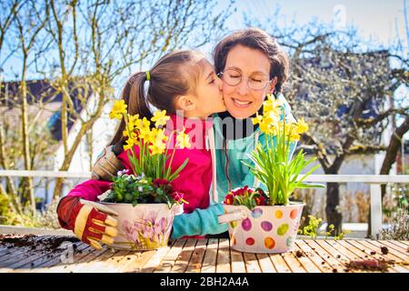 Mère et fille, planter des fleurs ensemble sur balcon Banque D'Images