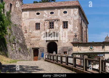 Le château de Veveri est situé en République tchèque. Pont menant à la porte du château. Vue du pont. Banque D'Images