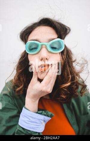 Portrait de femme avec lunettes de plongée en poudant la bouche Banque D'Images