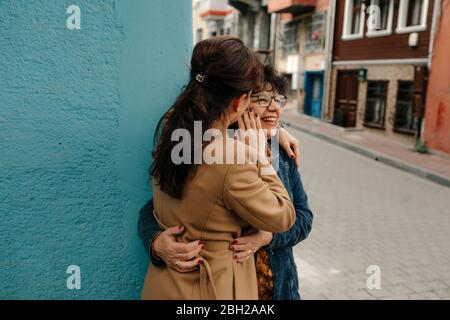 Mère et fille adulte debout à l'angle de la rue à proximité l'une de l'autre Banque D'Images