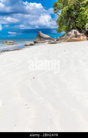 Seychelles, Mahé, Plage de beau Vallon en été Banque D'Images