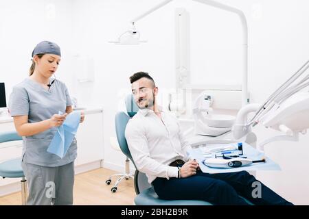 secrétaire médical préparant le traitement dentaire pour le patient Banque D'Images