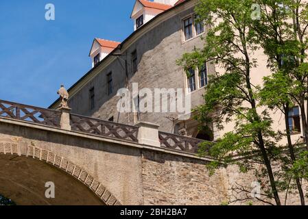 Le château de Veveri est situé en République tchèque. Pont menant à la porte du château. Vue depuis sous le pont. Banque D'Images