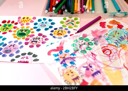 Dessins d'enfants de virus laids faits avec des aquarelles et des marqueurs de couleur Banque D'Images