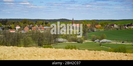 20 avril 2020, Brandebourg, Altkünkendorf: Vue sur l'uckermark Altkünkendorf près d'Angermünde. Altkünkendorf est situé à la limite du site du patrimoine mondial de l'UNESCO "Buchenwald Grumsin". Avec quatre autres forêts de hêtre allemandes en Thuringe, Mecklembourg-Poméranie occidentale et Hesse, la forêt de 70 hectares de hêtre de Grumsin fait partie du patrimoine mondial naturel photo : Patrick Pleul/dpa-Zentralbild/ZB Banque D'Images