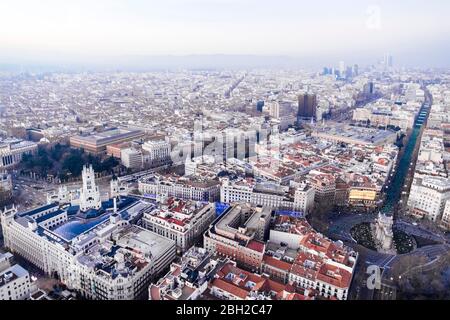 Espagne, Madrid, vue en hélicoptère de l'arche triomphale de Puerta de Alcala et des bâtiments environnants Banque D'Images