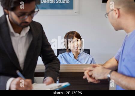 Comptoir de réception d'un cabinet dentaire Banque D'Images