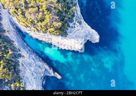 Espagne, Iles Baléares, Santanyi, vue aérienne des falaises de Calo den Perdiu dans le Parc naturel de Mondrago Banque D'Images