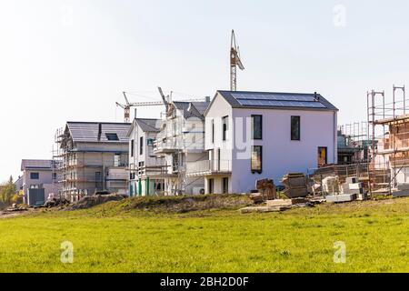 Allemagne, Bade-Wurtemberg, Waiblingen, ciel clair sur les maisons modernes en construction Banque D'Images