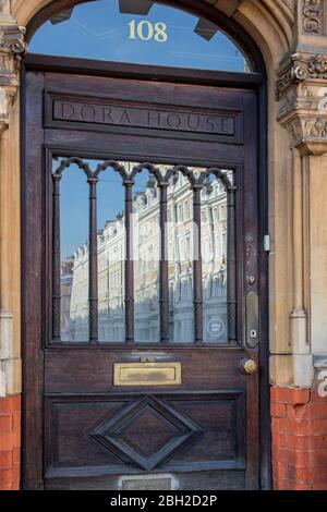 Devant la maison Dora, Old Brompton Road, Kensington, Londres; emplacement de la Royal Society of British Sculptors, 108 Old Brompton Road, Kensington Banque D'Images