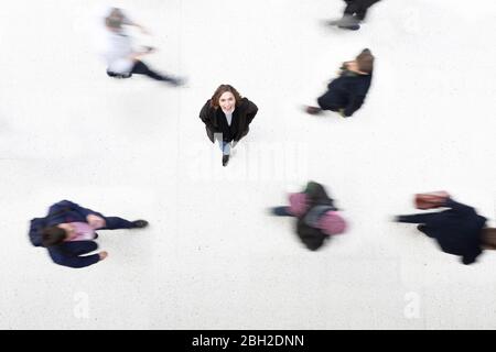 Portrait de femme au milieu de personnes en mouvement Banque D'Images