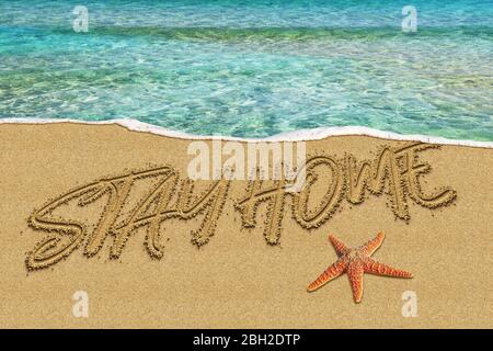 Restez à la maison texte avertissement écrit sur la plage en mer Banque D'Images