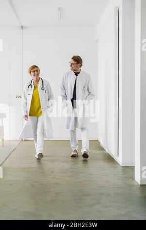 Deux médecins se réveillant dans le couloir Banque D'Images
